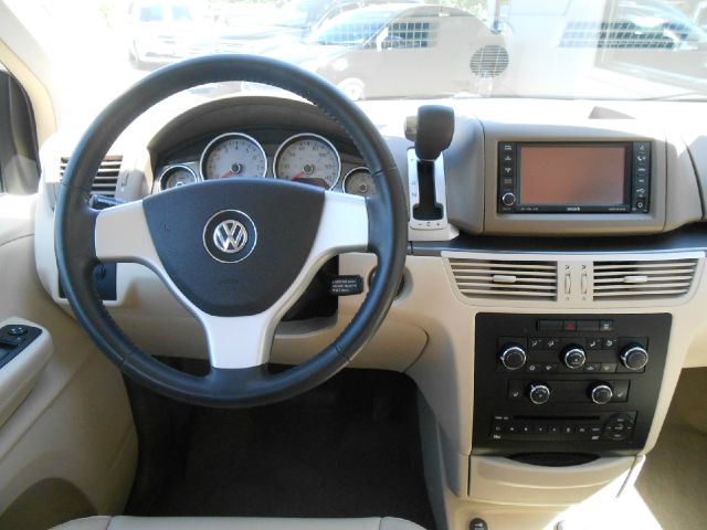 Volkswagen Routan 2010 photo 4