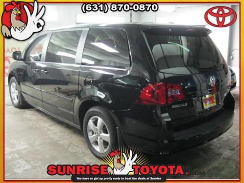 Volkswagen Routan 2010 photo 1