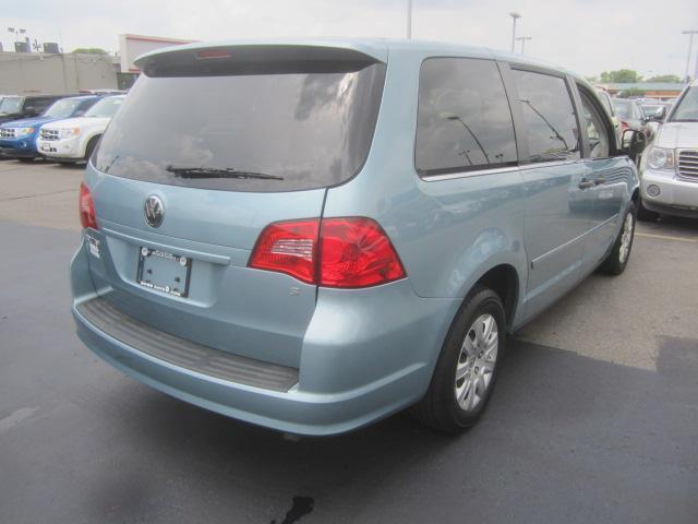Volkswagen Routan 2010 photo 2