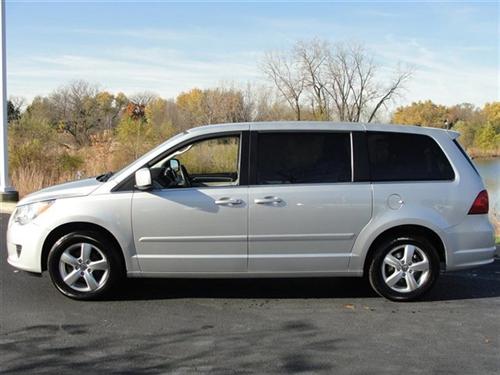 Volkswagen Routan 2010 photo 2