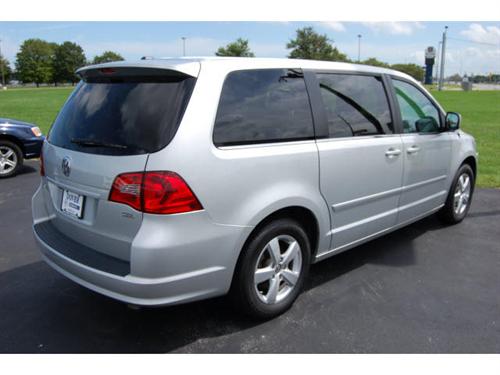 Volkswagen Routan 2010 photo 1