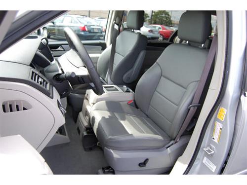 Volkswagen Routan 2010 photo 3