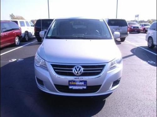 Volkswagen Routan 2010 photo 1