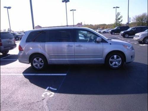 Volkswagen Routan 2010 photo 2