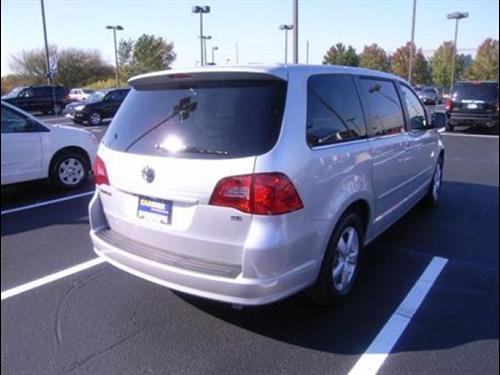 Volkswagen Routan 2010 photo 3