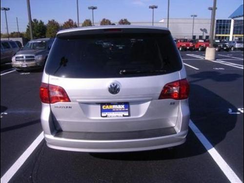 Volkswagen Routan 2010 photo 4