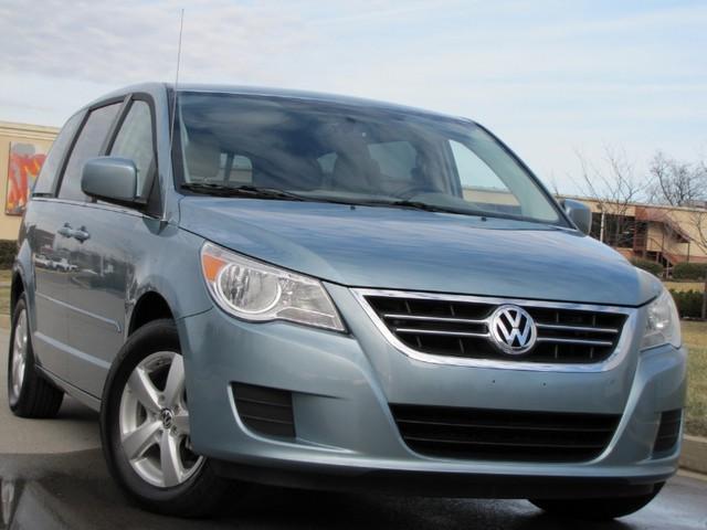 Volkswagen Routan 2010 photo 1