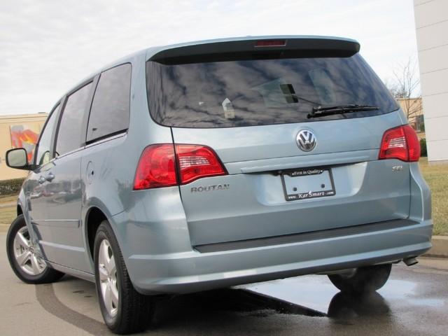 Volkswagen Routan 2010 photo 2