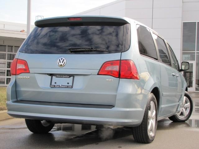 Volkswagen Routan 2010 photo 3
