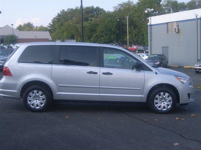 Volkswagen Routan 2010 photo 1