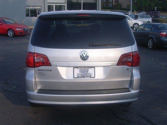 Volkswagen Routan 2010 photo 2