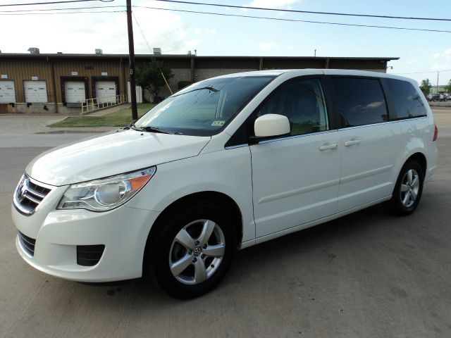 Volkswagen Routan 2010 photo 1