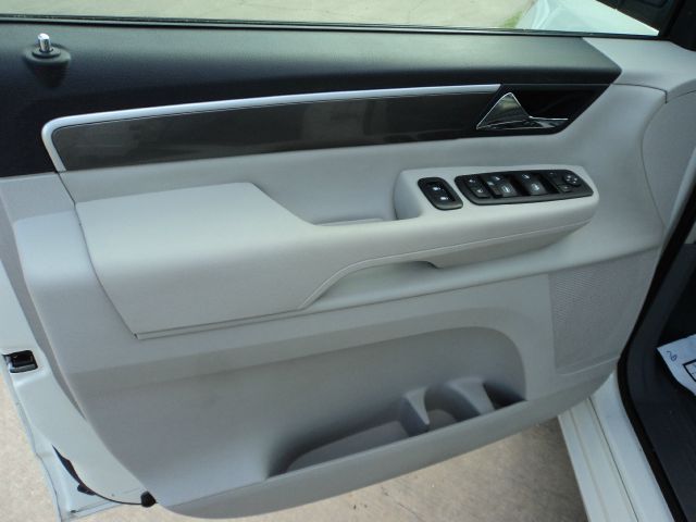 Volkswagen Routan 2010 photo 2
