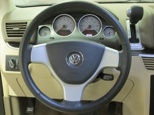 Volkswagen Routan 2010 photo 1