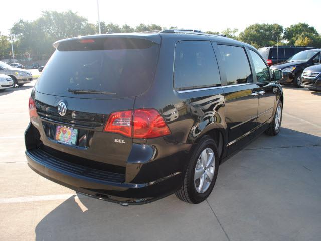 Volkswagen Routan 2010 photo 1