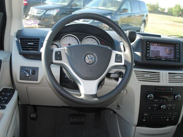 Volkswagen Routan 2010 photo 2