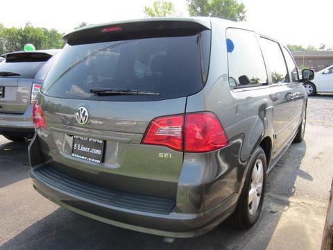 Volkswagen Routan 2010 photo 1