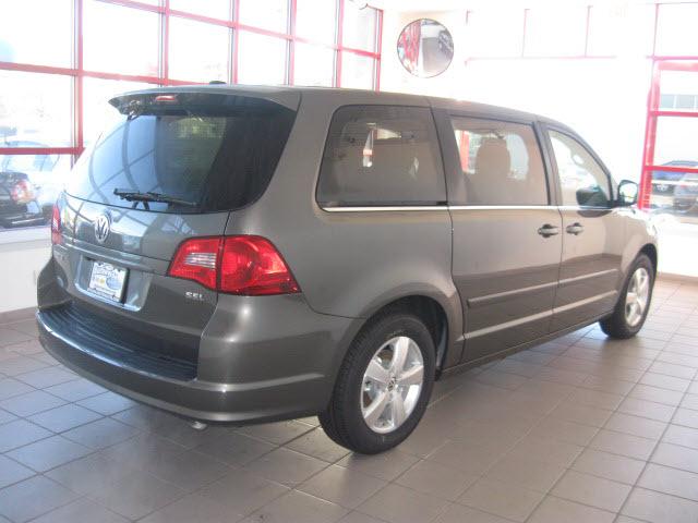 Volkswagen Routan 2010 photo 1