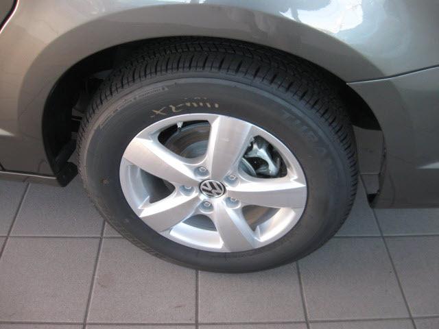 Volkswagen Routan 2010 photo 2