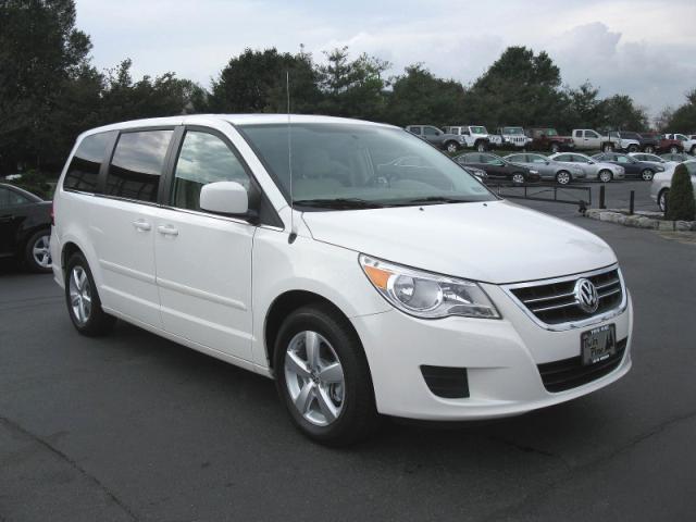 Volkswagen Routan 2010 photo 1