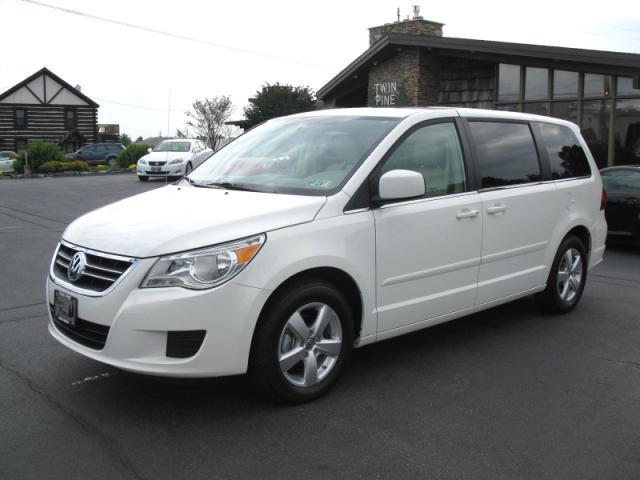 Volkswagen Routan 2010 photo 2