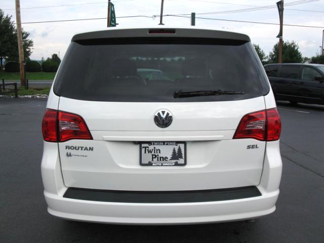 Volkswagen Routan 2010 photo 3