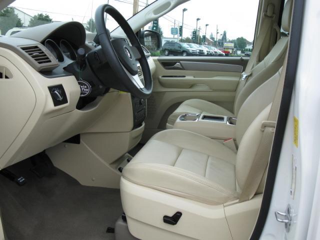 Volkswagen Routan 2010 photo 4