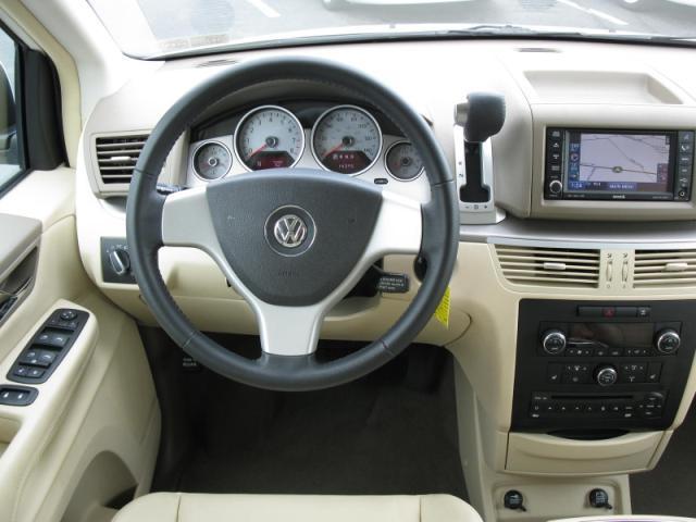 Volkswagen Routan 2010 photo 5