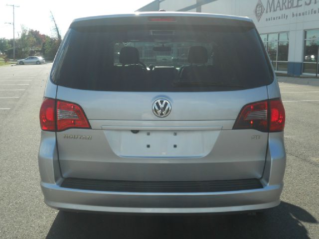 Volkswagen Routan LTZ 22K NICE MiniVan