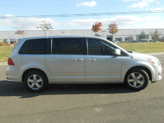 Volkswagen Routan 2010 photo 1