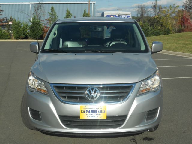 Volkswagen Routan 2010 photo 2