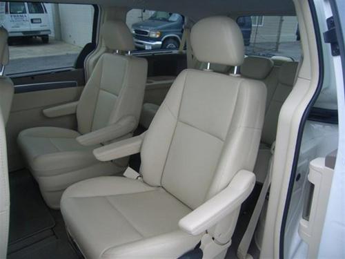 Volkswagen Routan 2010 photo 1