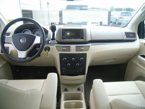 Volkswagen Routan 2010 photo 2