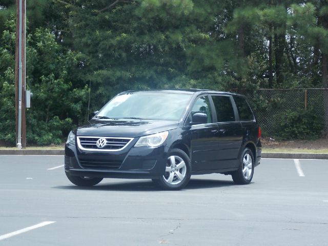 Volkswagen Routan 2010 photo 1