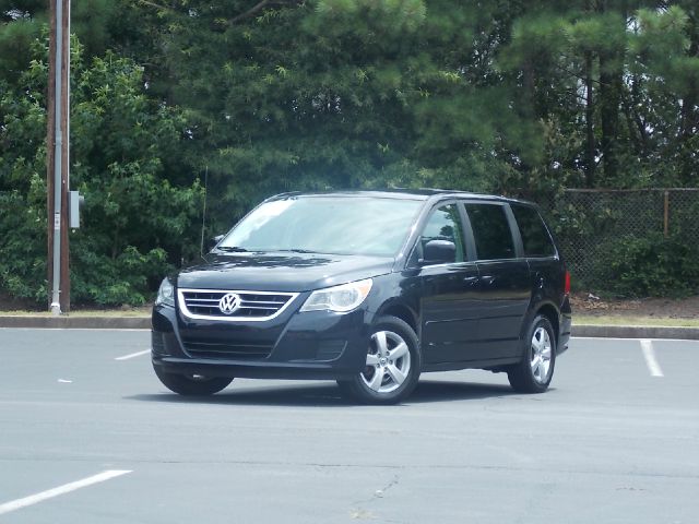 Volkswagen Routan 2010 photo 2