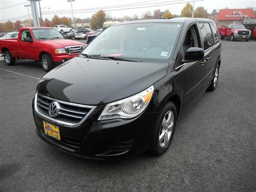Volkswagen Routan 2010 photo 1