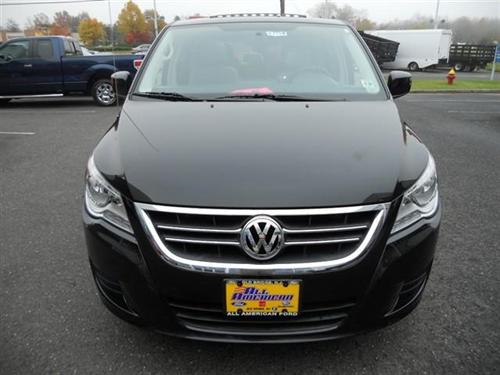 Volkswagen Routan 2010 photo 2