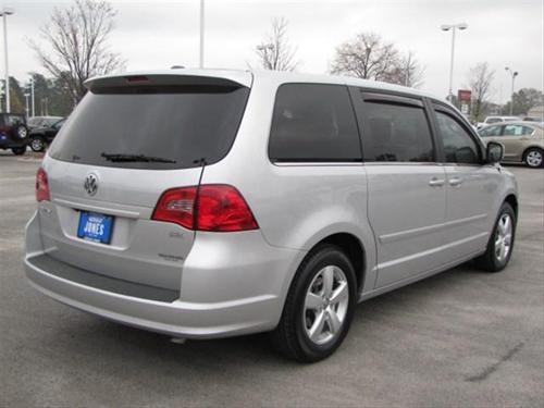 Volkswagen Routan 2010 photo 2