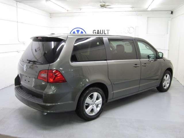Volkswagen Routan SE MiniVan
