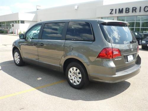 Volkswagen Routan 2010 photo 2