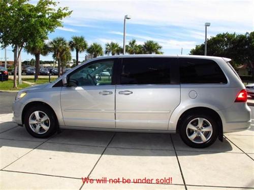 Volkswagen Routan 2010 photo 2