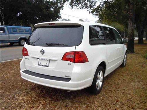 Volkswagen Routan 2010 photo 1