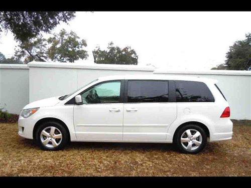 Volkswagen Routan 2010 photo 2