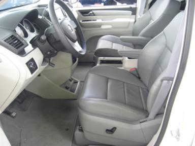 Volkswagen Routan 2010 photo 2