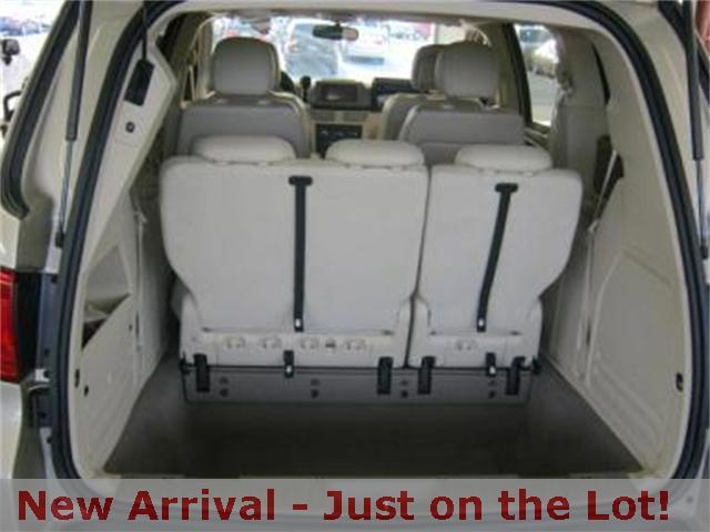 Volkswagen Routan 2010 photo 1