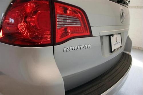 Volkswagen Routan 2010 photo 1