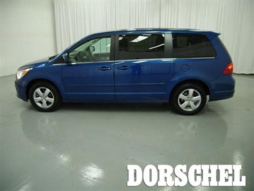 Volkswagen Routan 2010 photo 2