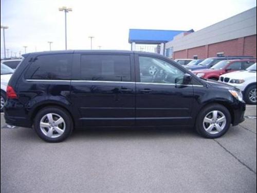 Volkswagen Routan 2010 photo 2