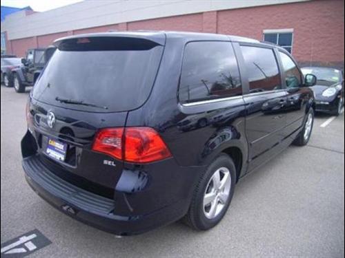 Volkswagen Routan 2010 photo 3
