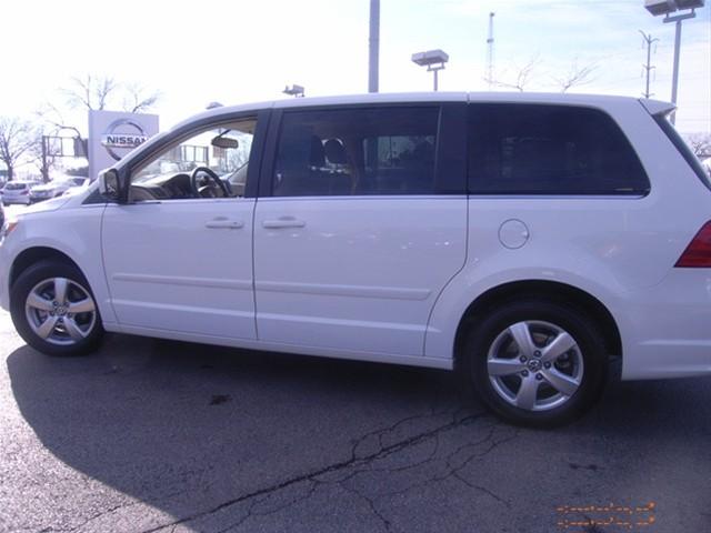 Volkswagen Routan 2010 photo 1